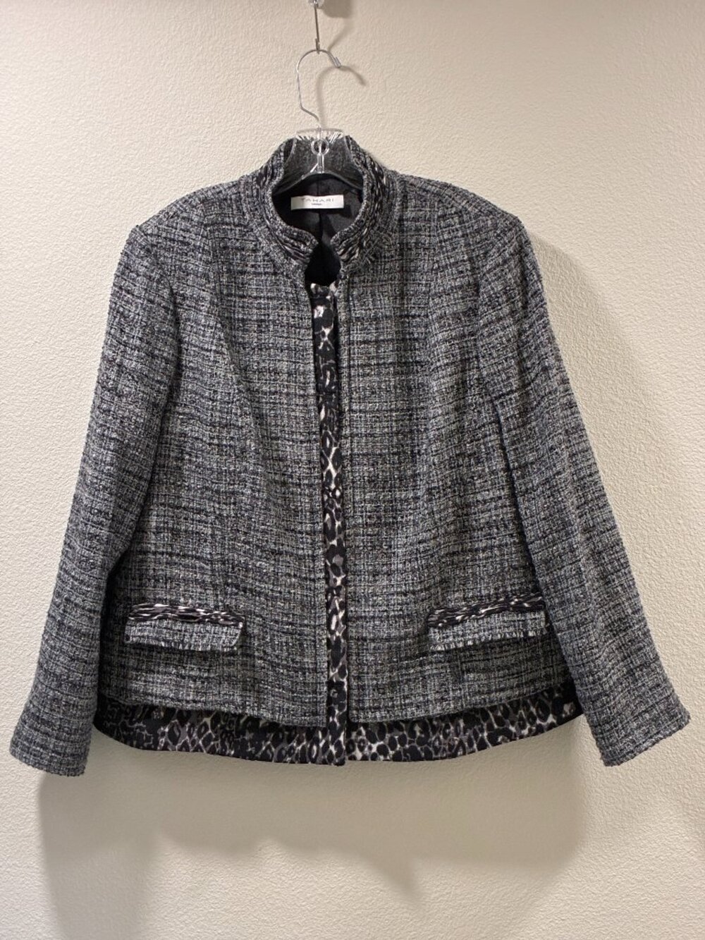 Tahari Woman Black and White Tweed and Leopard Long Sleeve Button Blazer 18 EUC